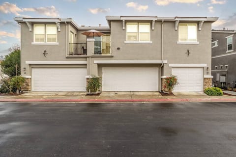 Middle unit in 2-car attached garage townhome 🚗🔒