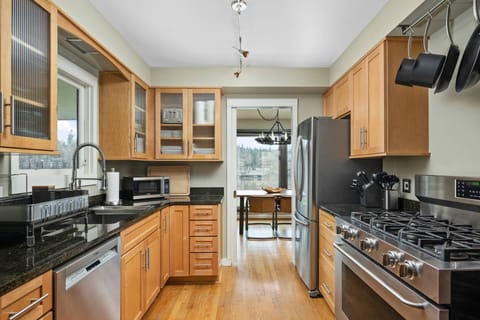 "Enjoyed the fully equipped kitchen for home cooked meals during our visit." - Yeosaine