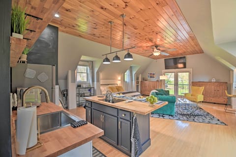 Kitchen | Paper Towels/Trash Bags Provided