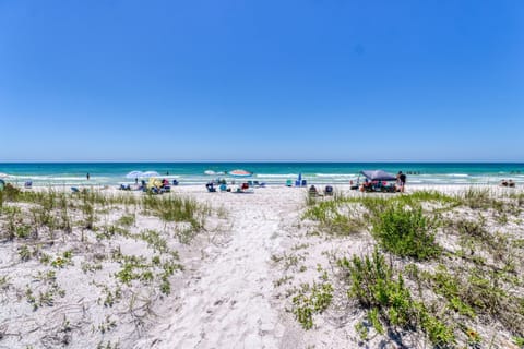 Large Beachview unit sleeps 5!