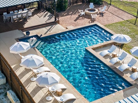 The large pool has ample sun loungers and features a covered outdoor dining area with gas and briquette BBQ’s, a fire pit and Smart LED-TV.