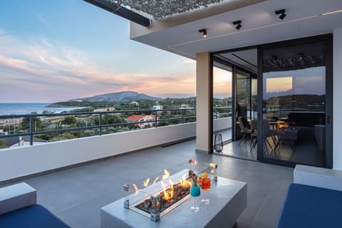 Balcony / Sea View / Fire Place