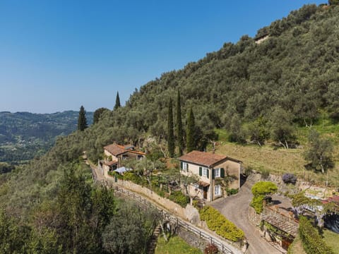Sky, Plant, Mountain, Plant Community, Building, Tree, Natural Landscape, Highland, House, Terrain