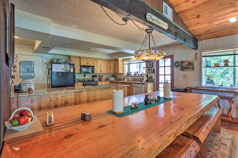 Dining Area | Dishware/Flatware Provided