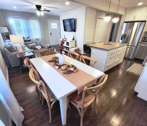 Open floor plan, seating for 6 at the table. 