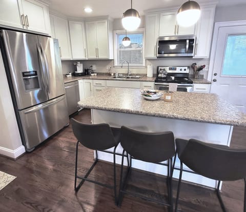 Additional seating at the island 