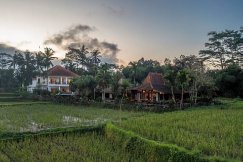 Villa Tau at dusk