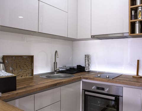 Stove, over, fridge, dishes, dishwasher, all stuff are at your disposal