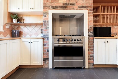 Gas stove integrated into the brick features