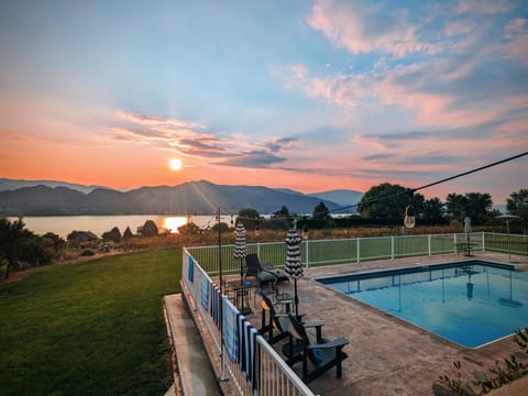 Lake Osoyoos sunset from the pool