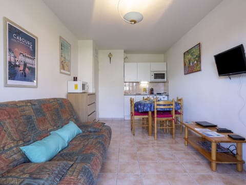 Sky, Plant, Building, Daytime, Property, Window, Tree, Architecture, Urban Design, Leisure