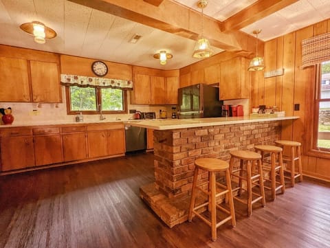 Fully Equipped Main Level Kitchen with Bar Sitting