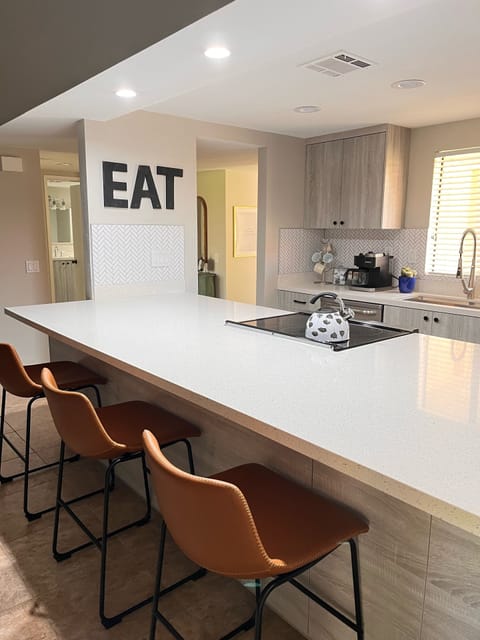 New kitchen and 3 barstools 