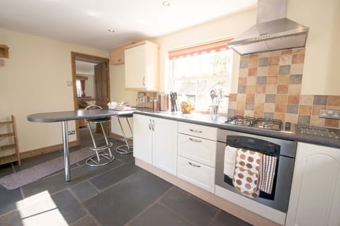 Beckside Cottage kitchen and breakfast bar