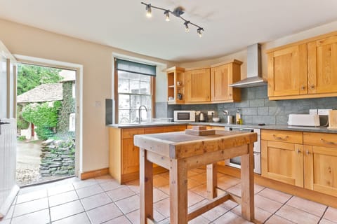 1 Dixon Ground kitchen