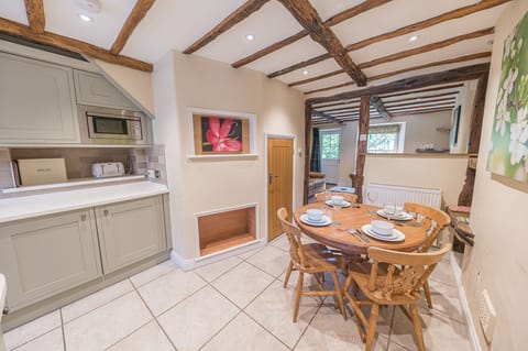 2 Dixon Ground kitchen and dining area