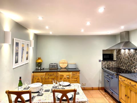 Slater Bob's Mountain Cottage kitchen with dining table