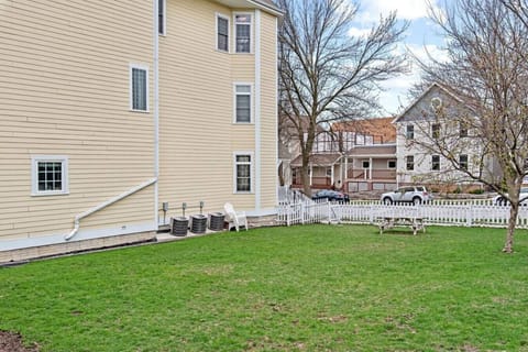 Enjoy access to the shared yard—perfect for a little fresh air or stretching your legs 🌿