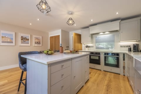 Ground floor: Well-equipped bespoke Neptune kitchen