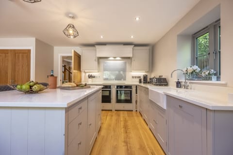 Ground floor: Well-equipped kitchen