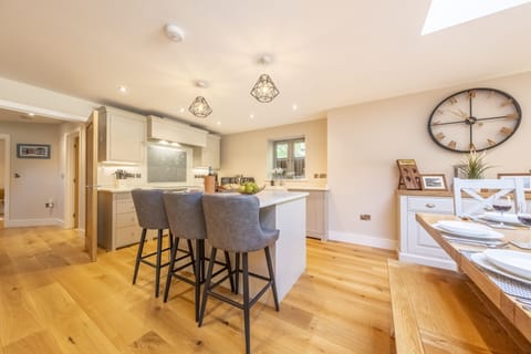 Ground floor: Breakfast bar island in the kitchen area