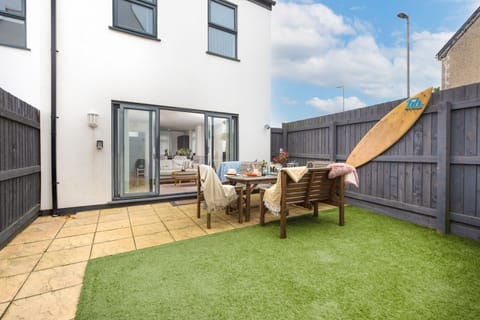 Back garden with furnished patio and lawn - Kingsley House
