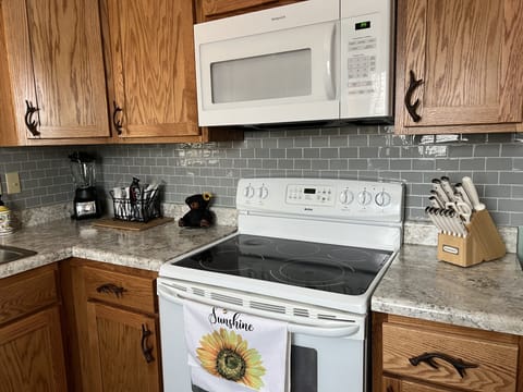 Kitchen….blender and knife set.