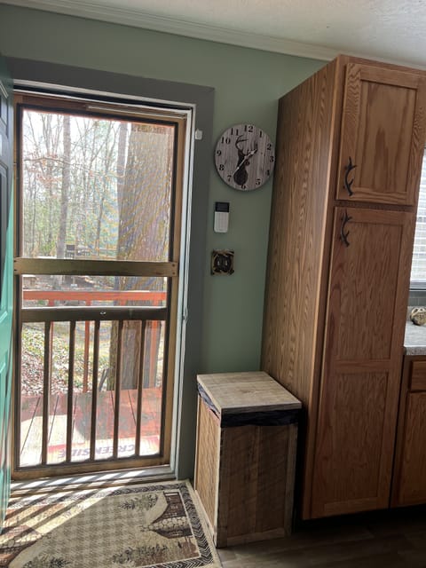 Kitchen screen door to the grill area.