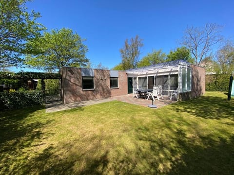Ons vakantiehuisje heeft rondom een heerlijke tuin met zon- en schaduwplekken.