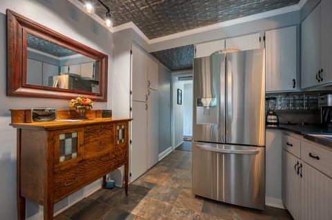 Please note there is no Dishwasher