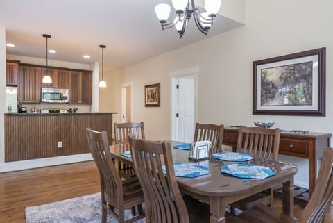 Dining area with seating for 6.