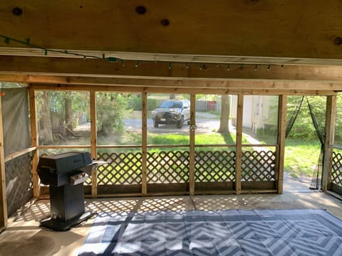 Screened in Patio w/Natural Gas Grill