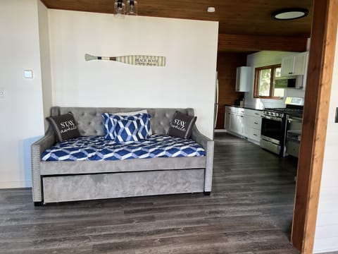 Trundle bed, pulls out to sleep 2 (not included in "sleep count").