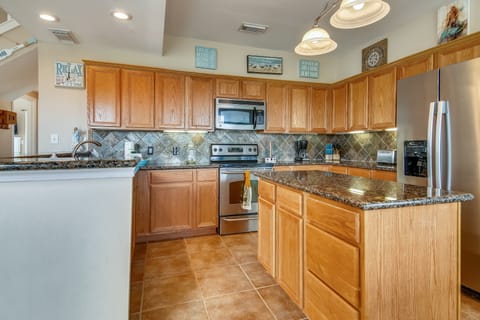 Bring Your Favorite Recipes And Groceries! - Even if you plan on dining out this vacation, you'll love the fully-equipped kitchen for reheating leftovers or whipping up afternoon snacks. You'll find all the utensils, dishes, and cookware you need already here.