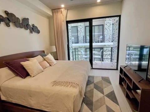King-size bed and Smart TV
