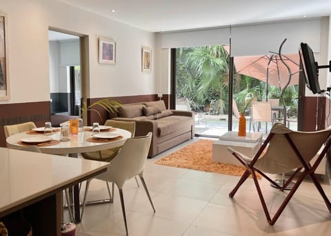 La sala de estar es un espacio acogedor y luminoso, ideal para relajarse. Cuenta con un cómodo sofá cama, mesa de café y TV.