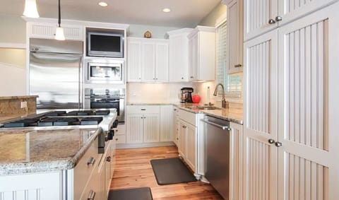 Kitchen island with Viking gas range