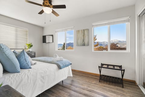 Mountain View Retreat: Recharge in a bright room with stunning panoramas and modern decor!