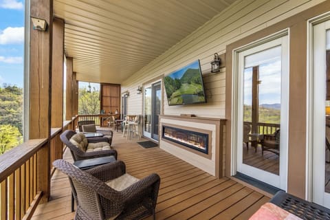 Back Deck Seating w-TV