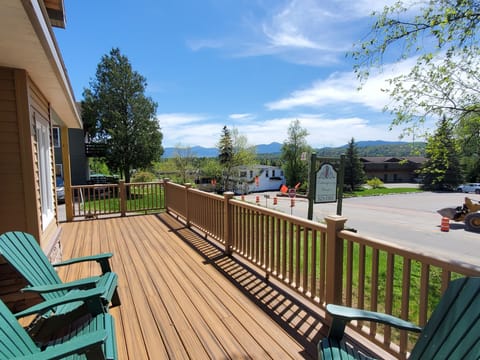 Huge deck w High Peaks Mountain view!