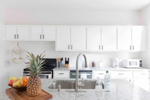 L❤️️❤️️K at this designer kitchen!