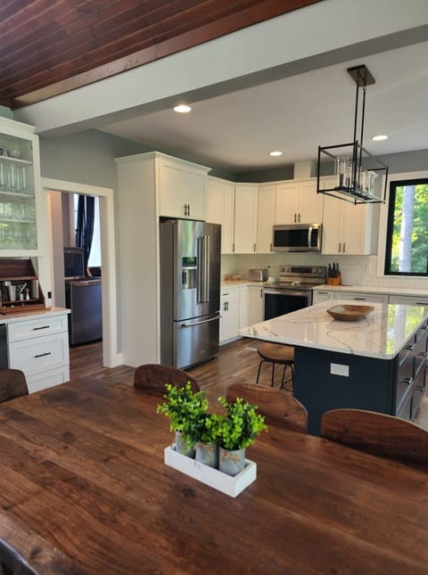 Kitchen (facing pantry)