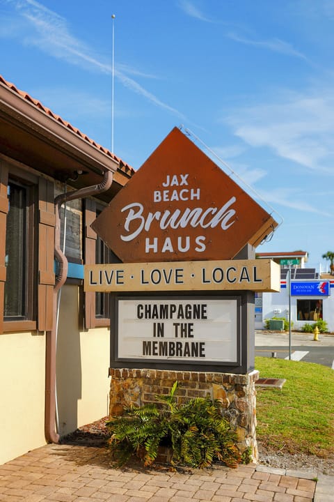 1 Minute walk Brunch spot!