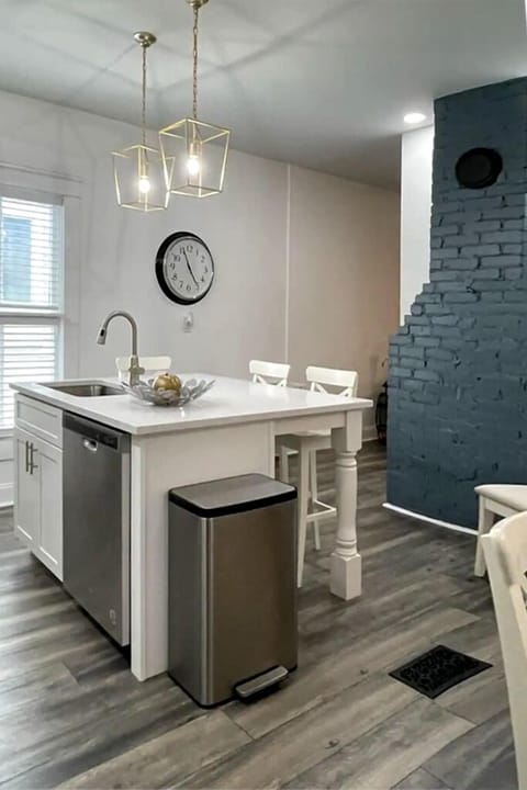 Cook and share at the unformal middle island counter top with stools