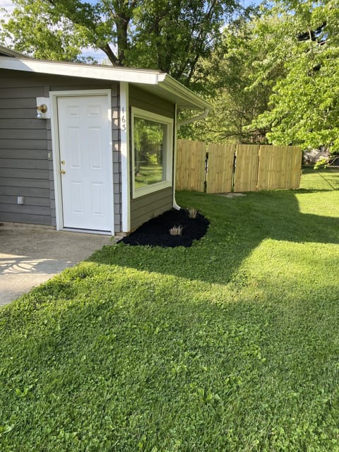 Entire aptmt in peaceful, secluded neighborhood! House in Sunbury