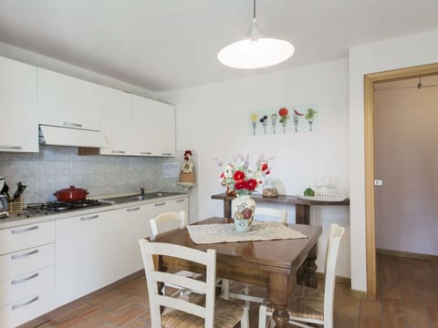 Sky, Plant, Building, Daytime, Property, Window, Tree, Architecture, Urban Design, Leisure