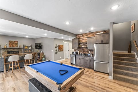 Kitchenette with Fridge, Dishwasher, Popcorn Machine, Cocktail Shaker & Glasses