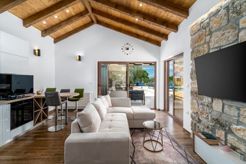 A fully equipped kitchen and a dining area for 4.