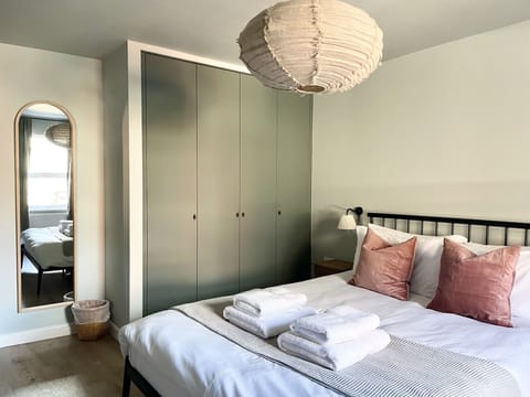 King size bed in master bedroom (1)