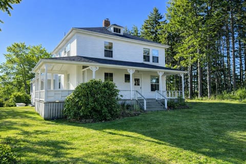 Welcome to Hay! 
This view of the front of the house faces Mackerel Cove!